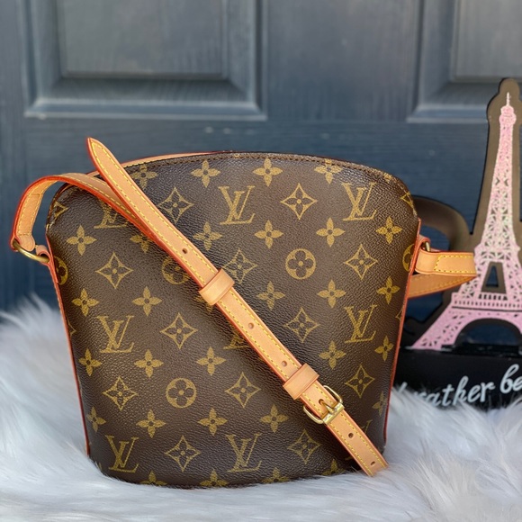 Louis Vuitton Handbags - LOUIS VUITTON Crossbody bag